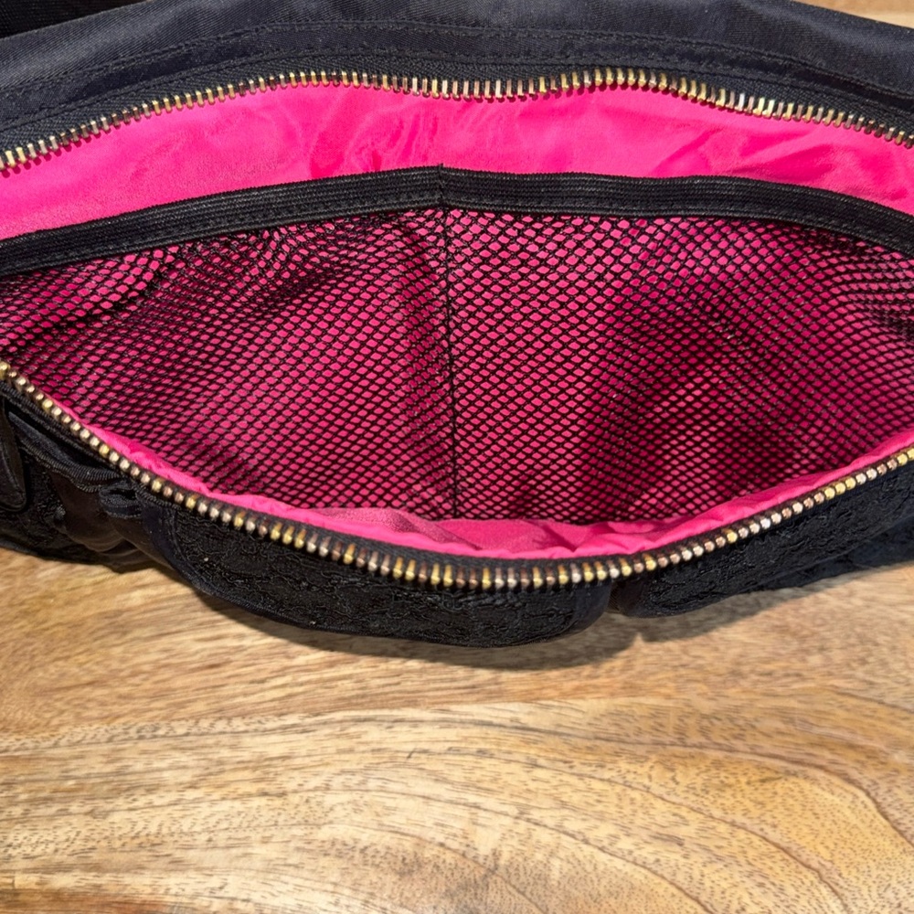 Lululemon‎ Doggy Waist Belt/crossbody Black & Pink inside many useful pockets - Picture 5 of 8
